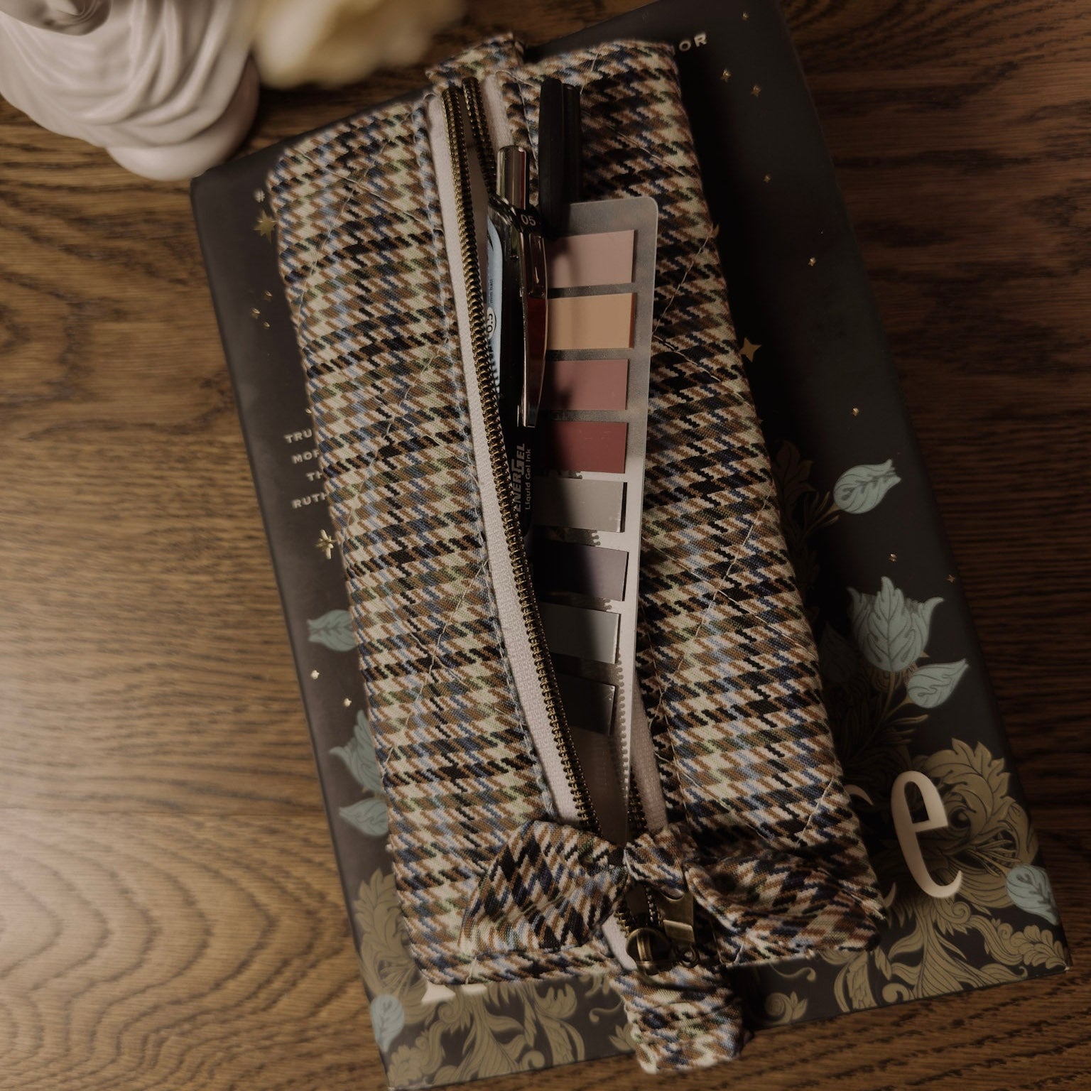 The Annotator’s Pencil Pouch |  Elastic Book Band Case  | Black and Green Houndstooth
