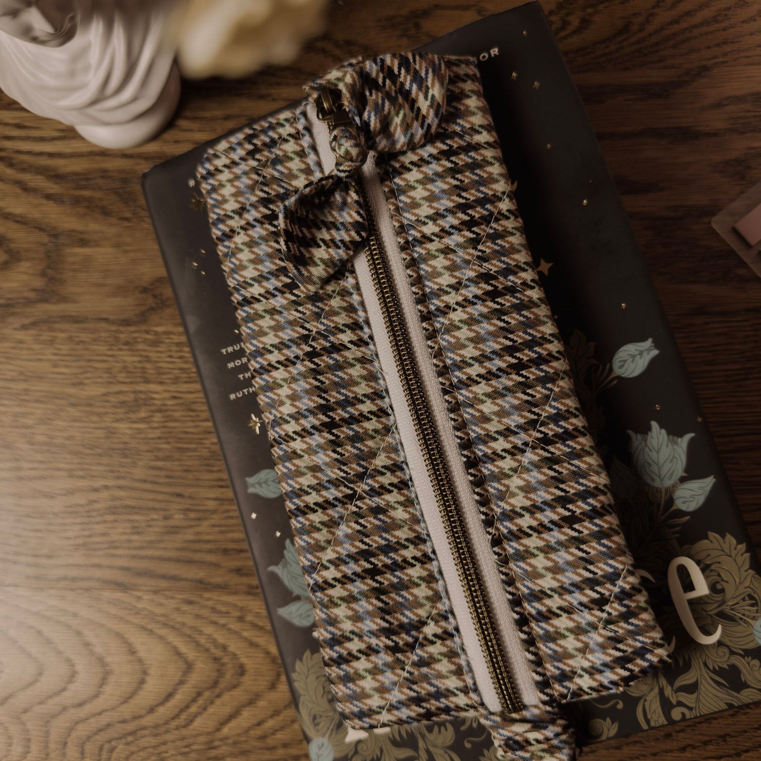 The Annotator’s Pencil Pouch |  Elastic Book Band Case  | Black and Green Houndstooth