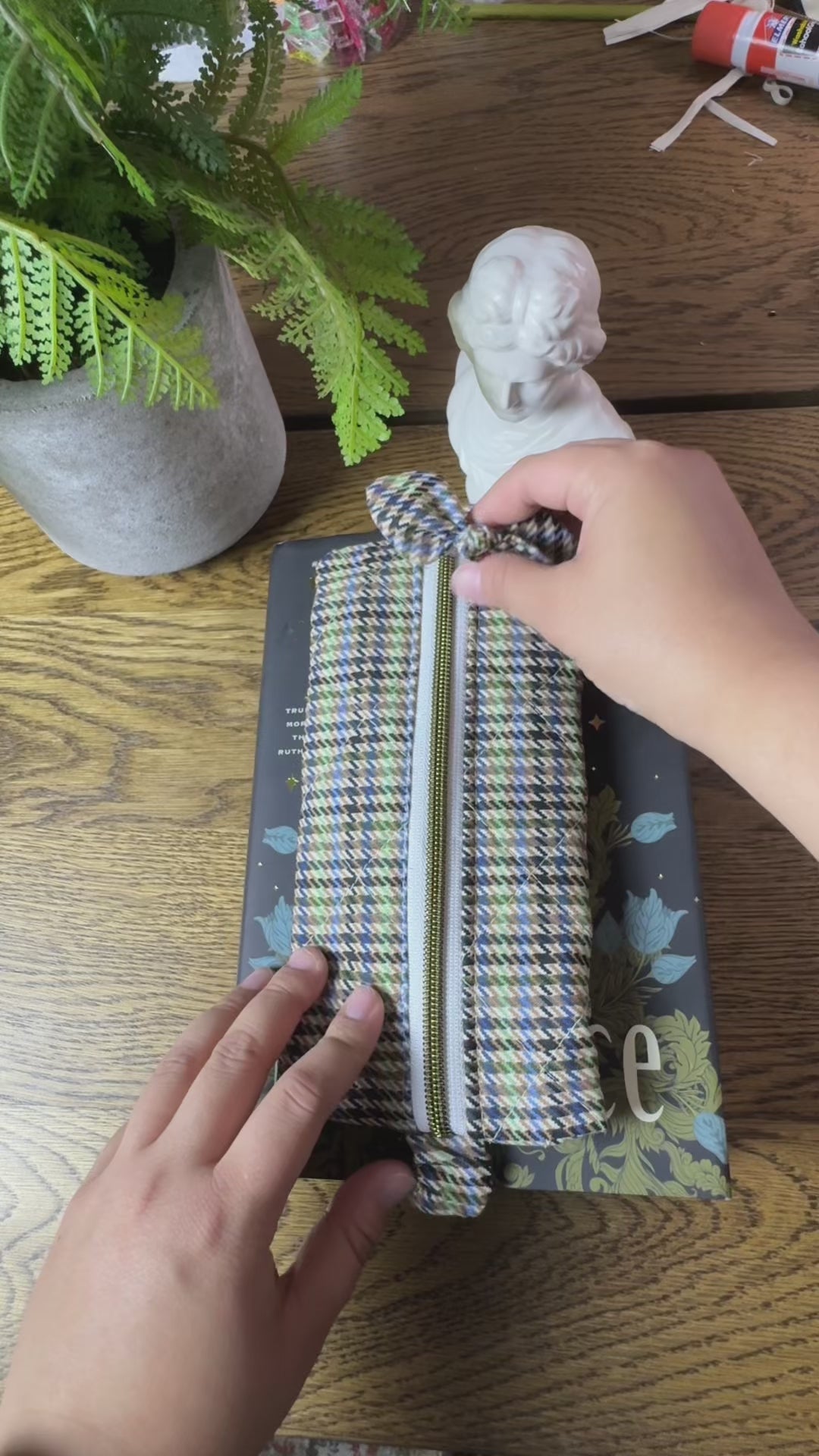 The Annotator’s Pencil Pouch |  Elastic Book Band Case  | Black and Green Houndstooth