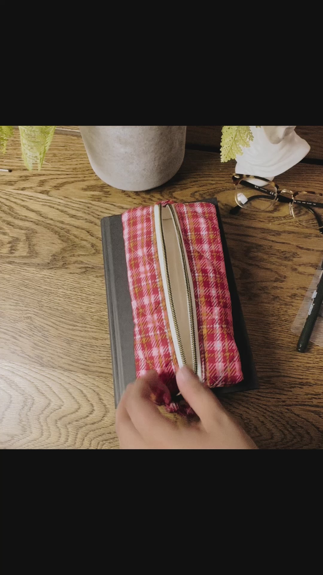 The Annotator’s Pencil Pouch |  Elastic Book Band Case  | Pink Houndstooth